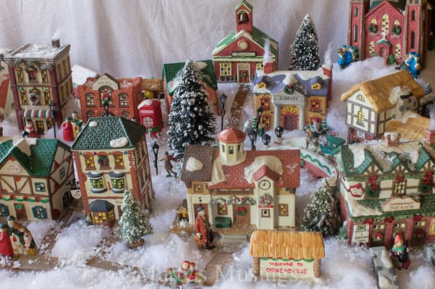 Vila de Natal em miniatura com neve nas ruas e nas casas