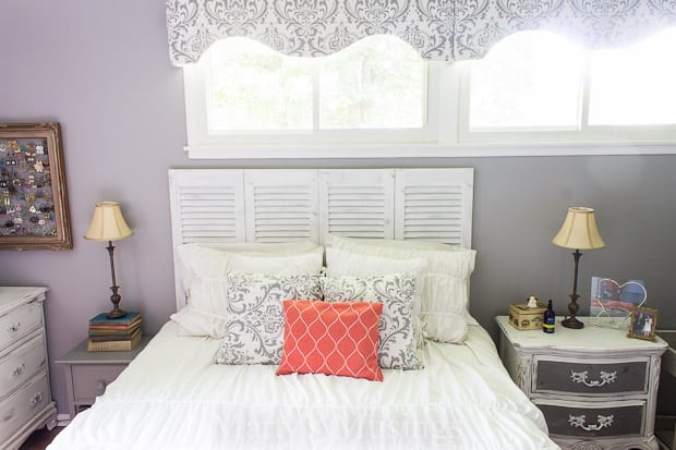 Um quarto com uma cama e uma mesa em um quarto
