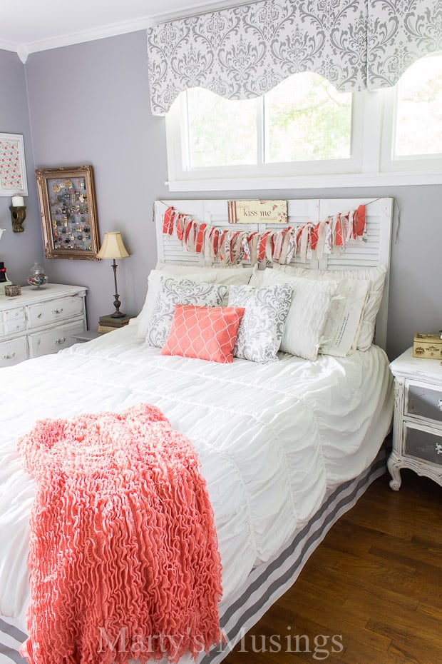 Uma cama de casal em um quarto