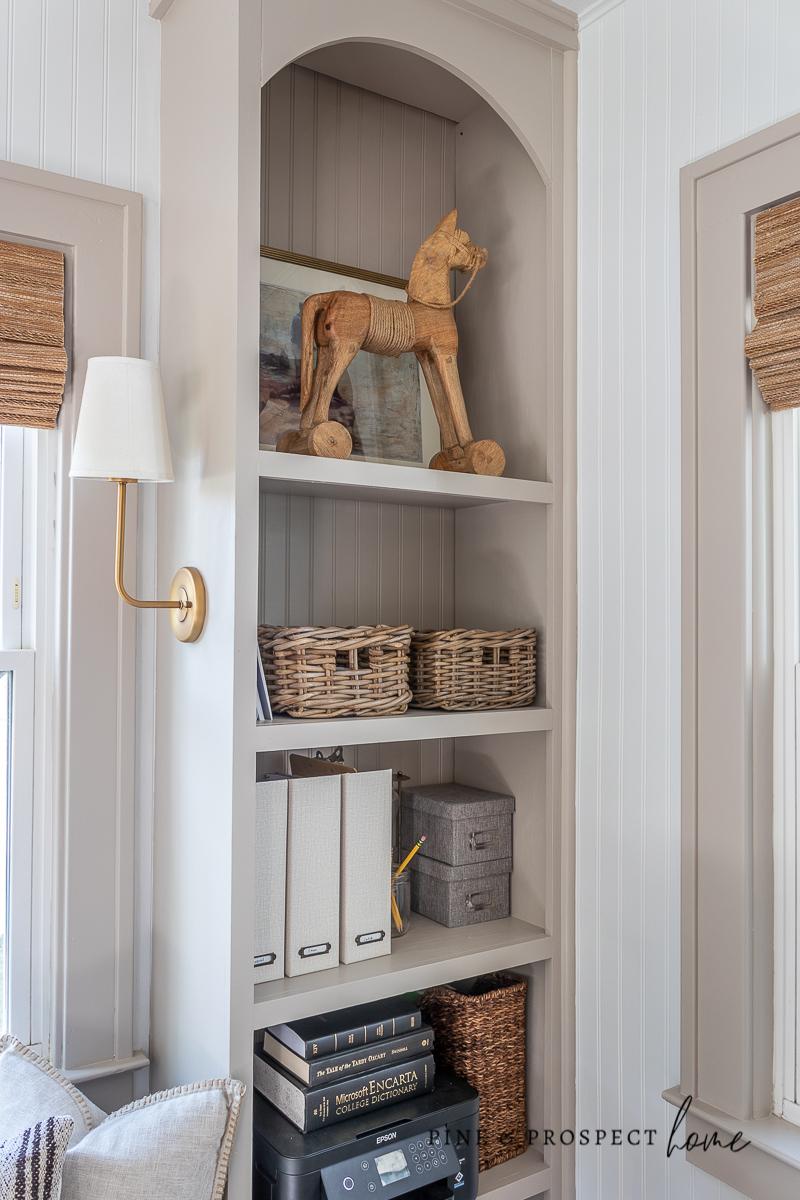 Estante estilo cottage em bege pintado