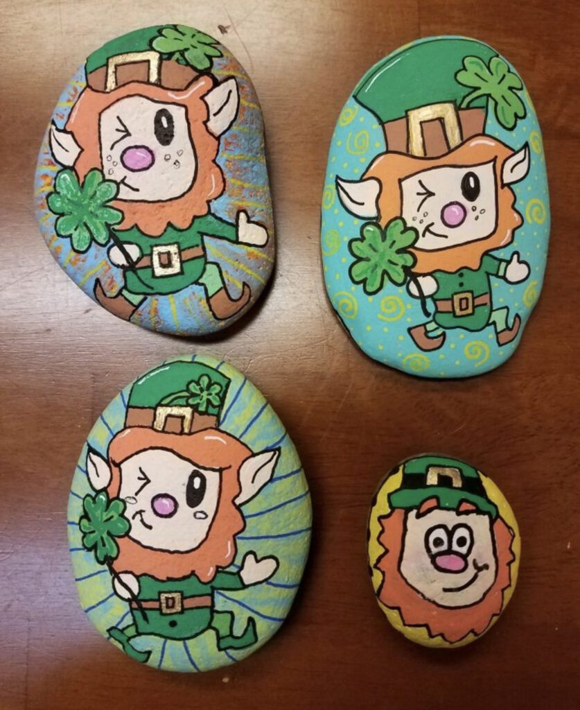 Pedras Pintadas do Dia de São Patrício com leprechauns estilizados