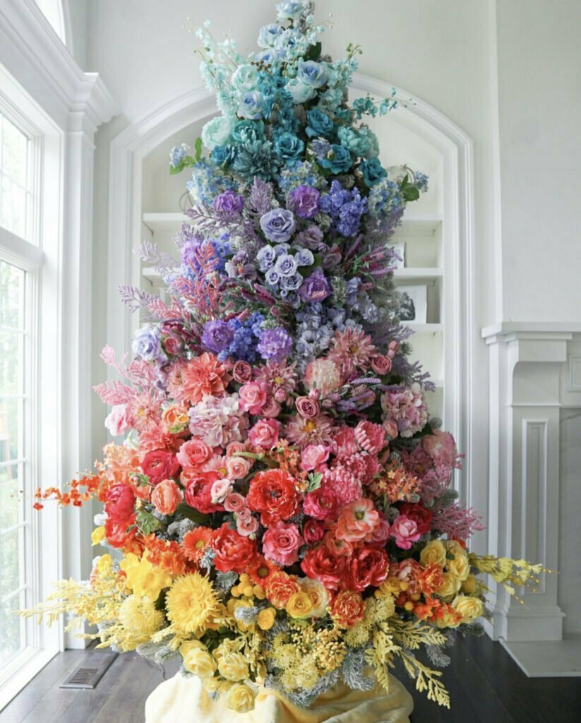 Uma das muitas árvores de Natal o ano todo - esta tem tema floral