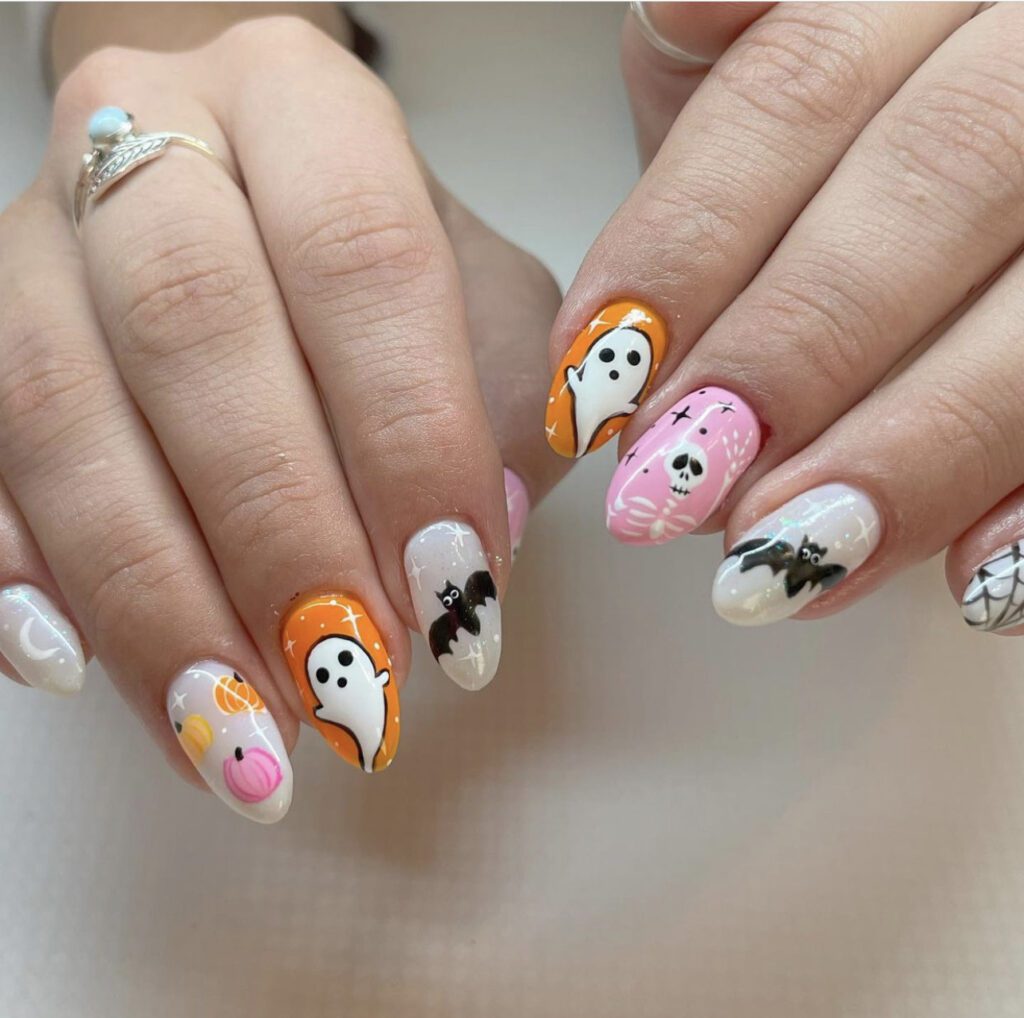 Arte de unhas com fantasmas, morcegos e esqueletos