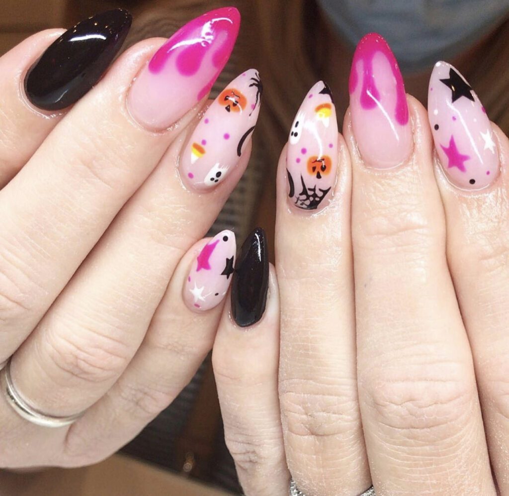 manicure rosa e preta de Halloween, fofa e assustadora