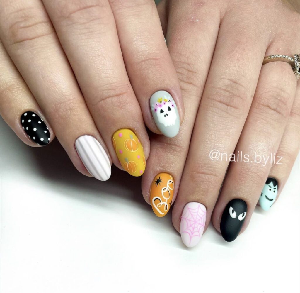 Manicure colorida de outono com designs diferentes em cada unha