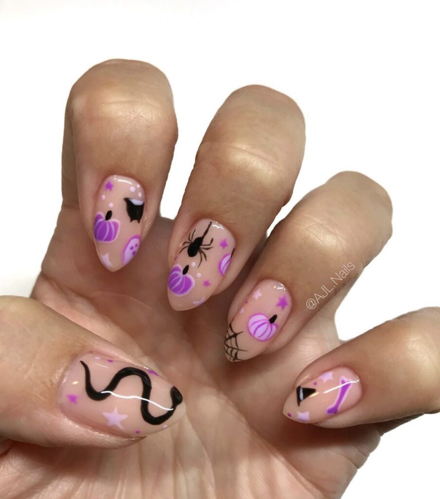 Design de unhas de Halloween roxas e pretas em unhas transparentes