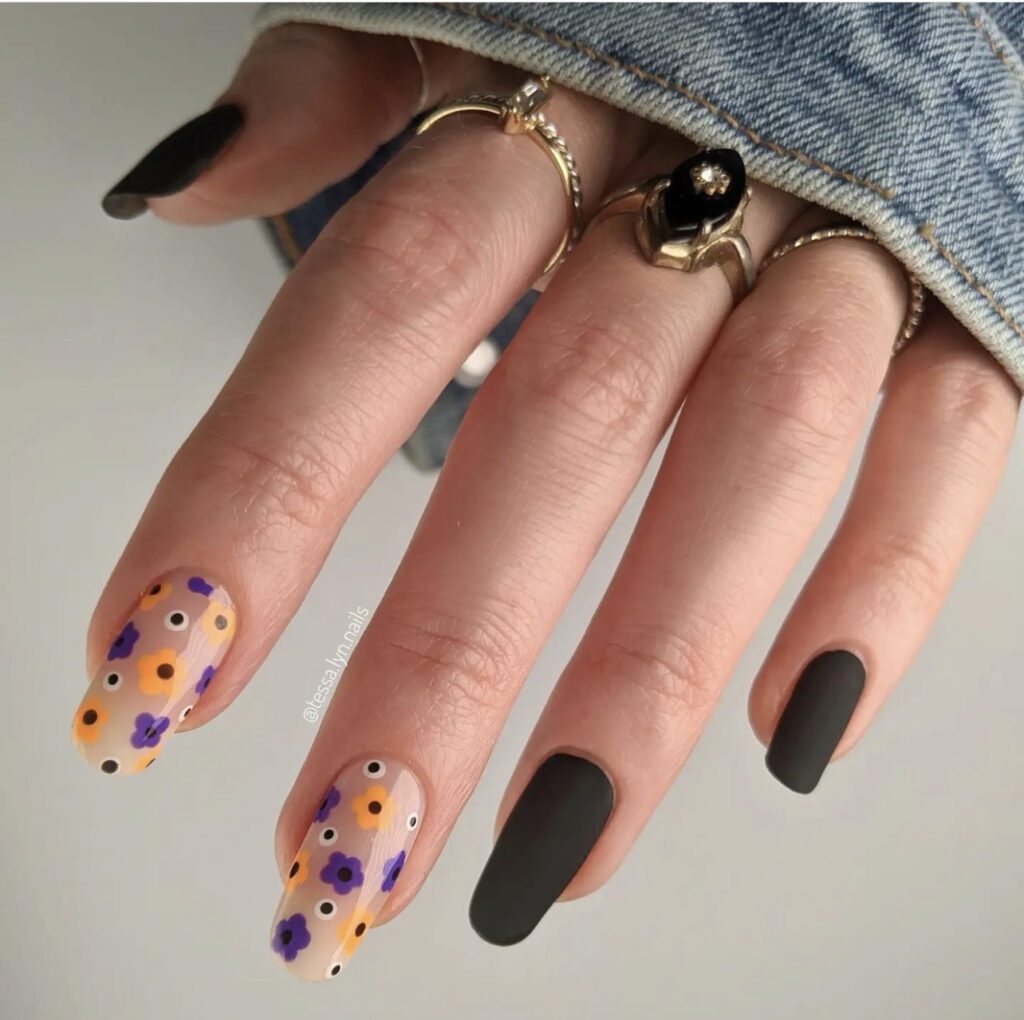 Unhas fáceis de Halloween com flores e preto sólido