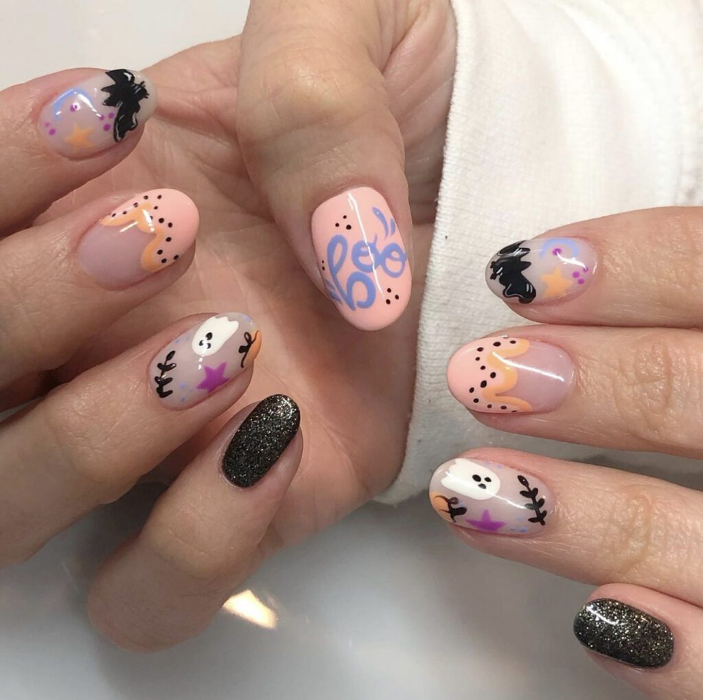 Ideia de unhas de Halloween em tons pastel