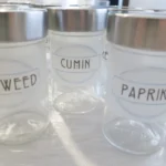 Potes transparentes com rótulos para temperos