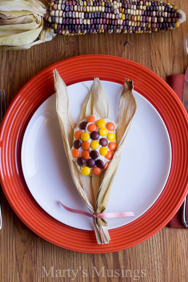 Um prato de comida sobre uma mesa de madeira, com cookie e shortbread