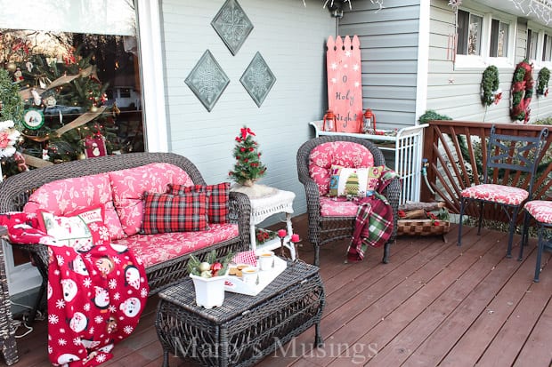 Deck da frente decorado para o Natal com detalhes vermelhos