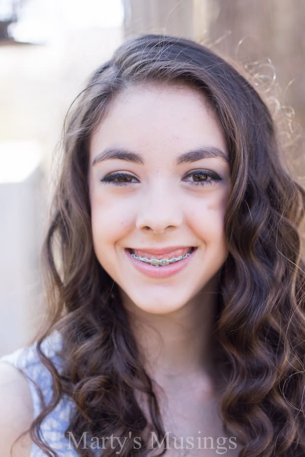 Uma mulher sorrindo para a câmera