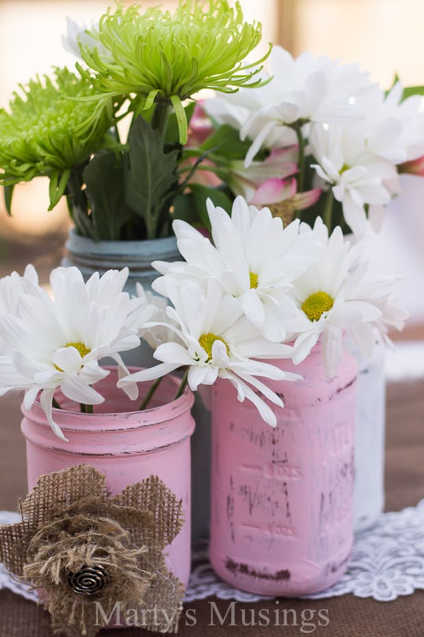 Um vaso de flores sobre uma mesa