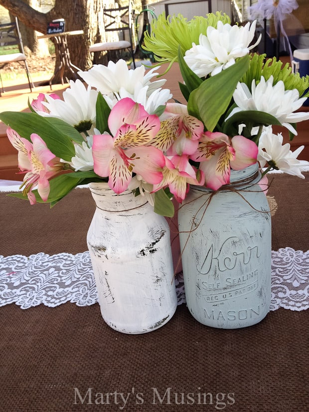Um vaso de flores sobre uma mesa