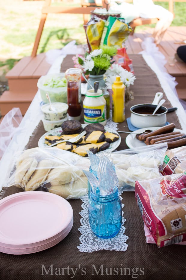 Comida sobre uma mesa de piquenique, com Festa e aniversário