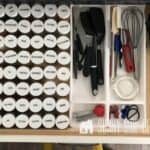 Especiarias organizadas em uma gaveta com ferramentas de cozinha diversas