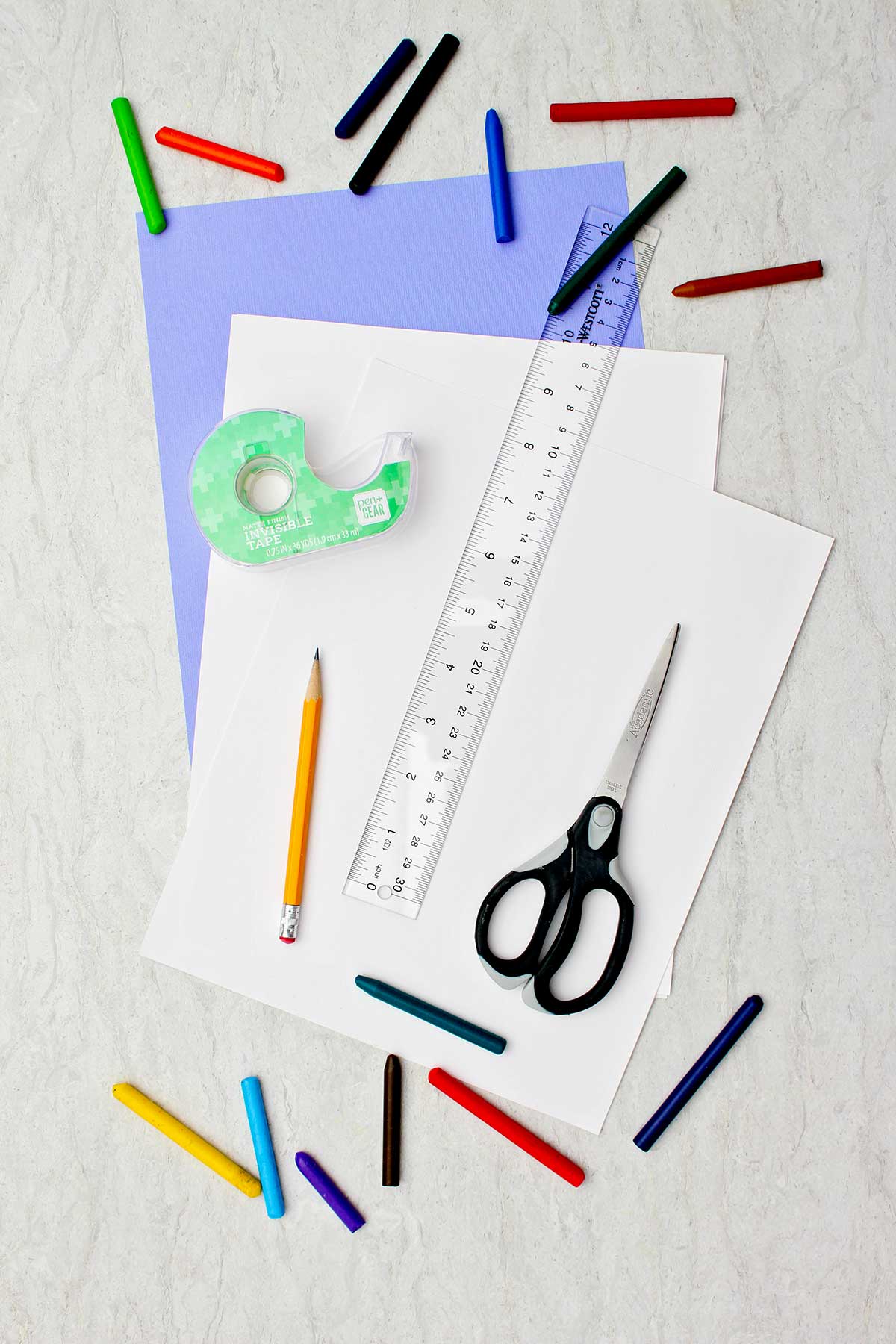 Materiais necessários para o projeto de agamógrafo. Papel branco, papel colorido, fita adesiva, tesoura, lápis, régua e giz de cera.