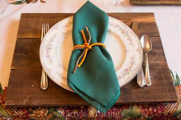Um bolo sobre uma mesa de madeira