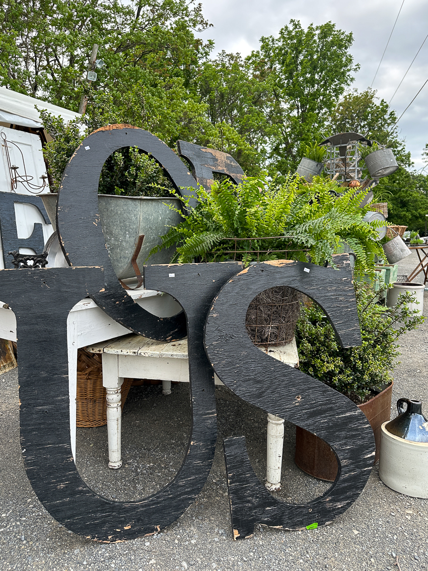 Explore my retro booth from the Lucketts Spring Market. It's among the trendiest vintage markets on the East Coast! #vintage #vintagedecor Oversized vintage letters