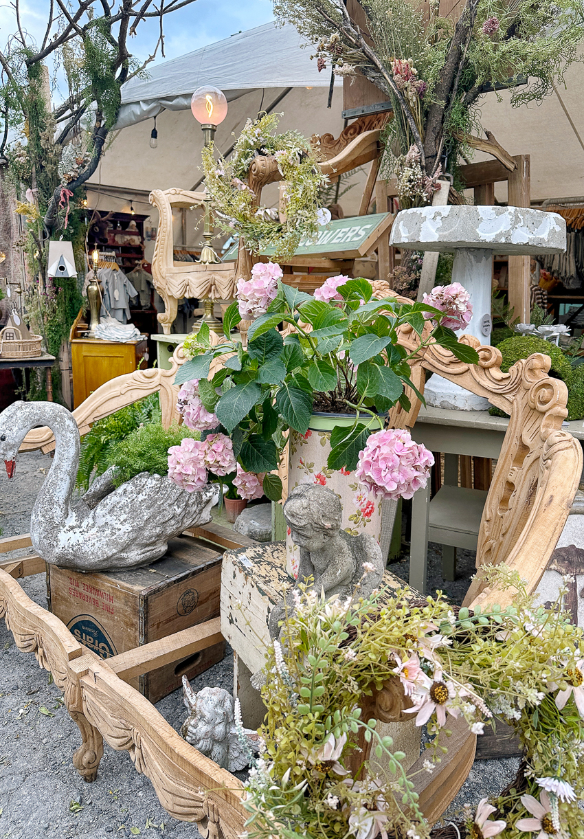 Explore my retro booth from the Lucketts Spring Market. It's among the trendiest vintage markets on the East Coast! #vintage #vintagedecor lucketts spring market vintage display