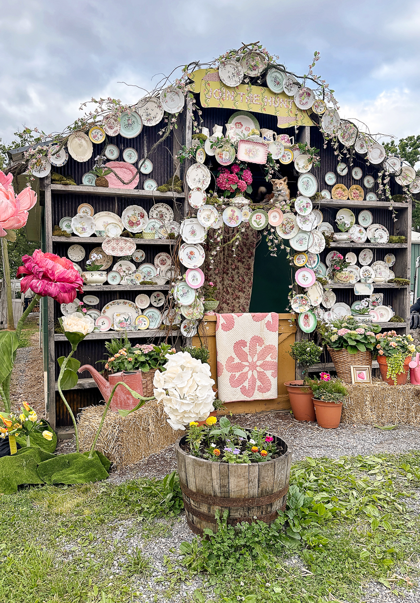 Explore my retro booth from the Lucketts Spring Market. It's among the trendiest vintage markets on the East Coast! #vintage #vintagedecor lucketts spring market vintage plate display