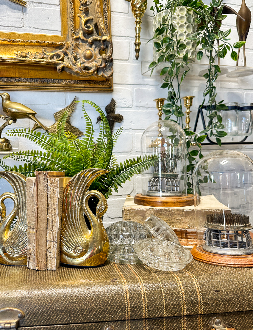 Explore my vintage booth from the Lucketts Spring Market. It's among the trendiest vintage markets on the East Coast! #vintage #vintagedecor vintage arrangement