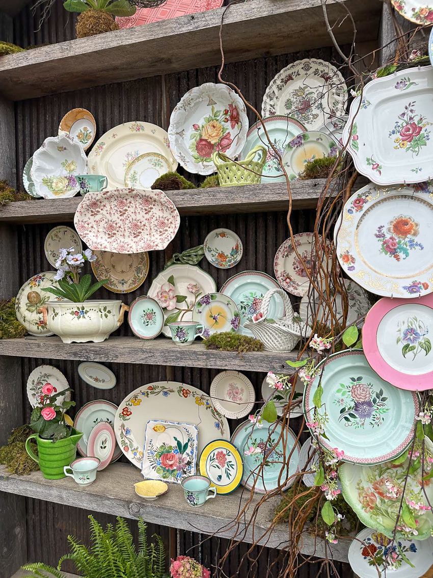Explore my retro booth from the Lucketts Spring Market. It's among the trendiest vintage markets on the East Coast! #vintage #vintagedecor vintage plate display