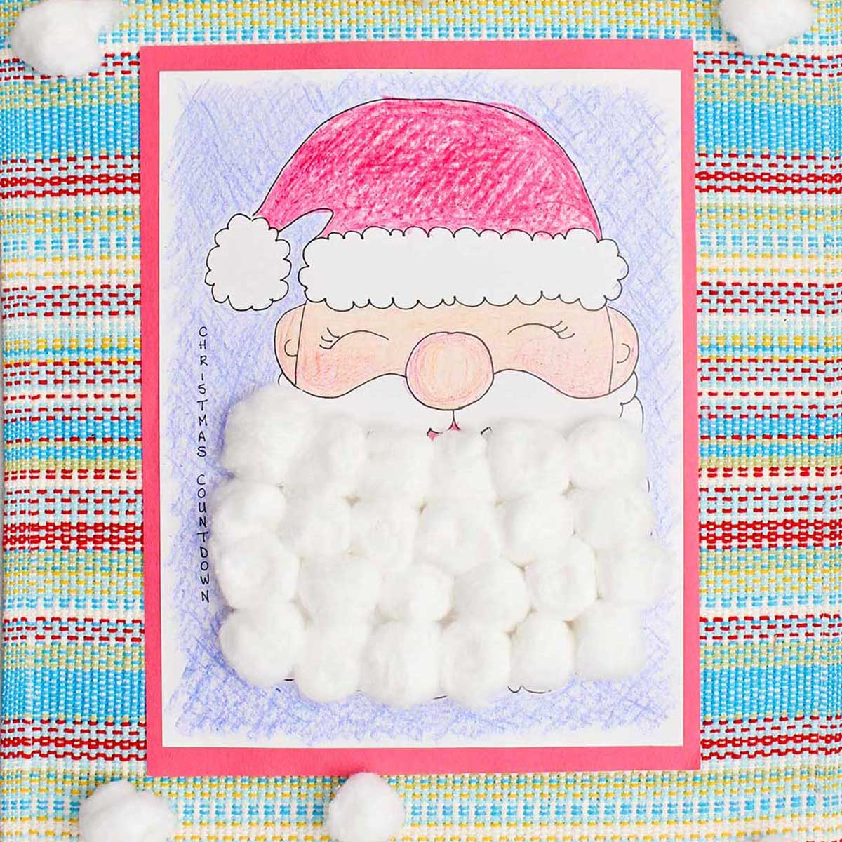 Um calendário de contagem regressiva de Natal completo, colorido com giz de cera e a barba do Papai Noel coberta com bolas de algodão.