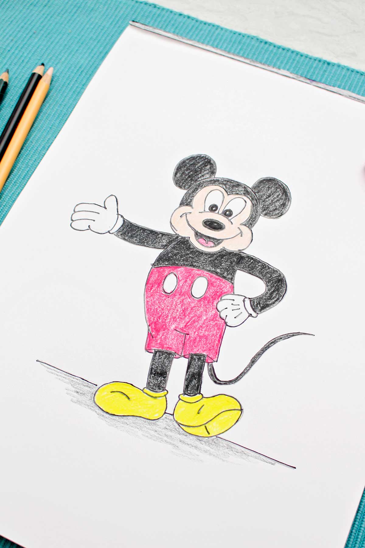 Um esboço completo e colorido do Mickey Mouse com a mão na cintura e o outro braço estendido.