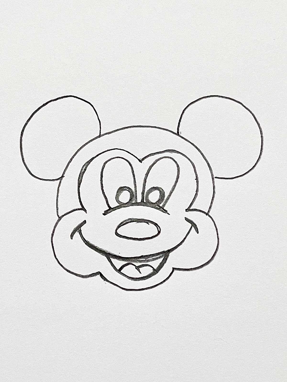 Um close de um rosto do Mickey Mouse.