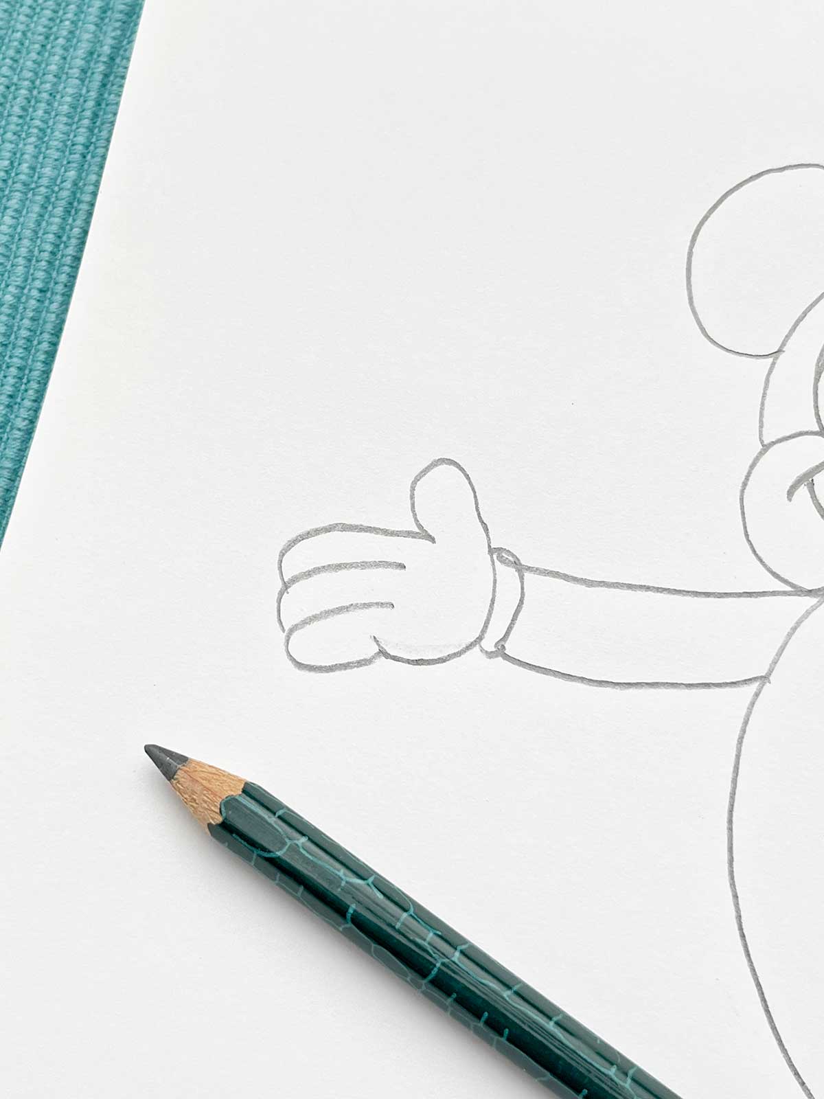Um close de um esboço a lápis da mão do Mickey.