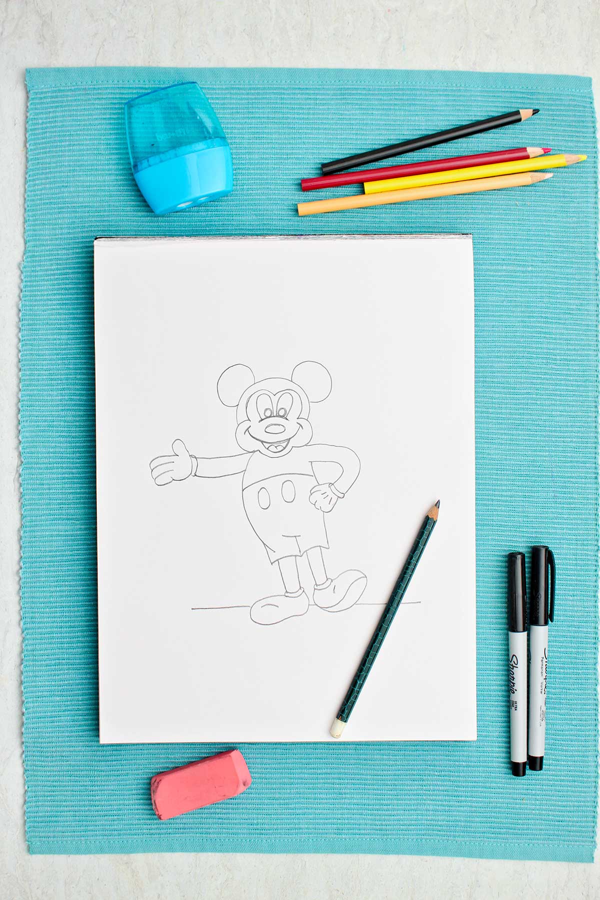 Um esboço a lápis completo do Mickey Mouse.