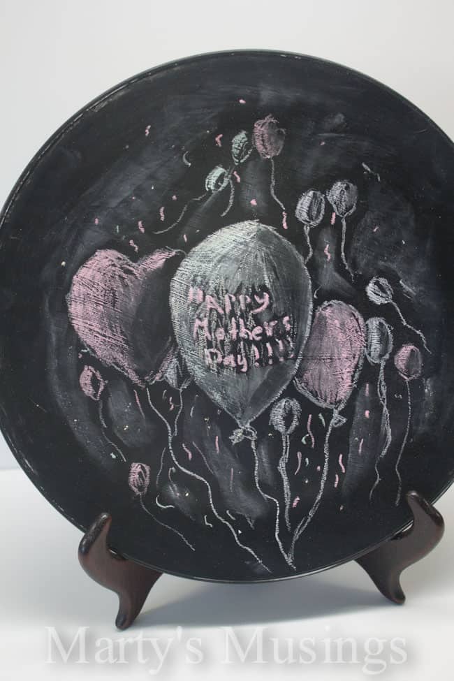 Prato para o Dia das Mães com tinta de quadro-negro para vidro de Marty's Musings