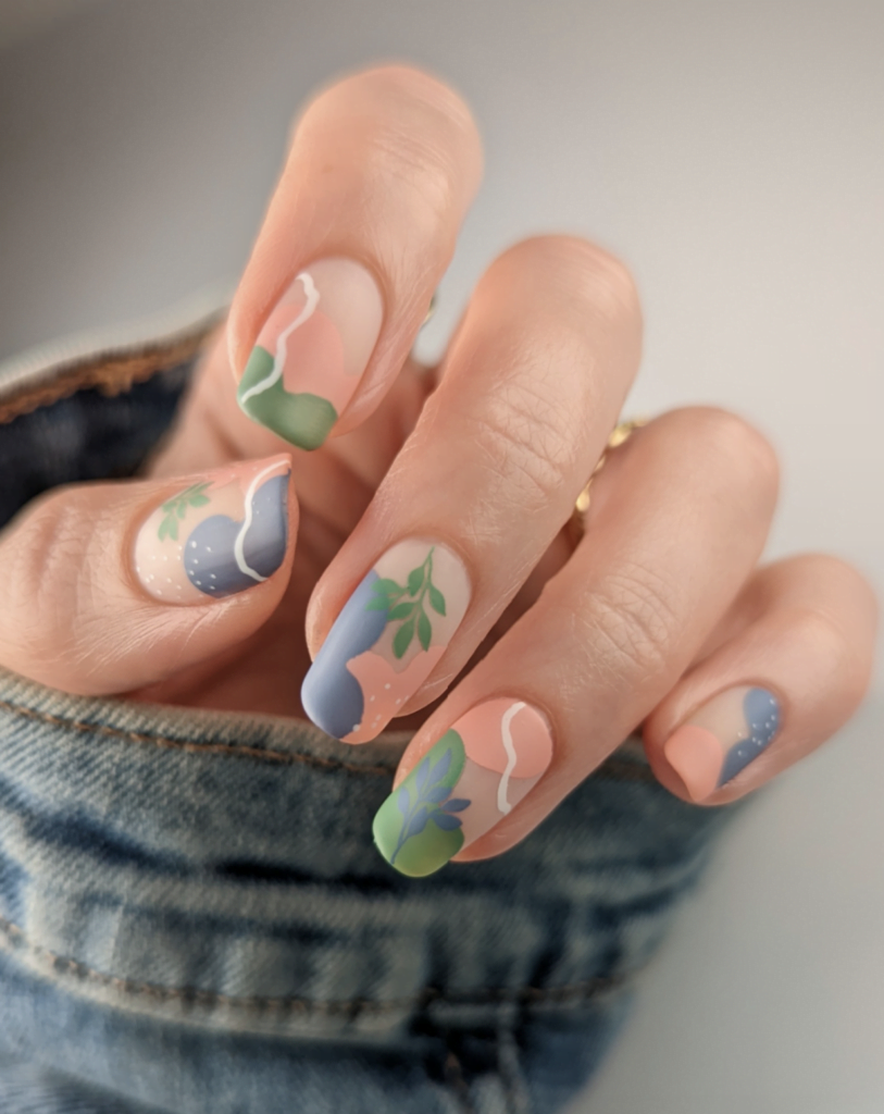 Unhas pintadas usando a técnica de carimbo para unhas