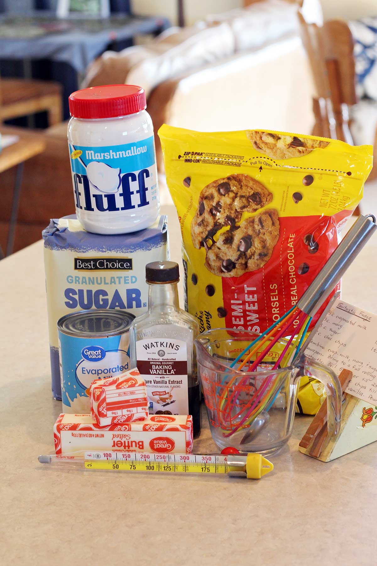 Ingredientes para o fudge infalível em uma bancada.
