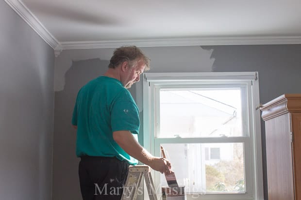 Um homem de pé diante de uma janela, com BEHR Premium Plus