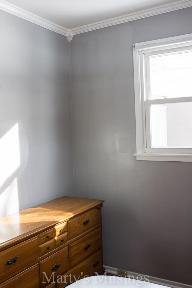 Um quarto com uma cama e uma janela