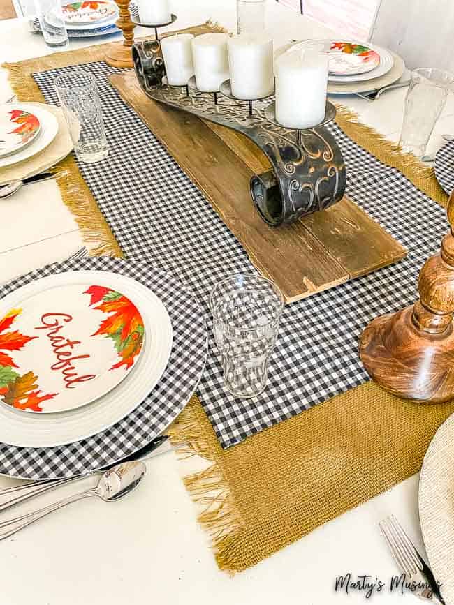 mesa de outono com passa-mesas sem costura em xadrez buffalo e estopa