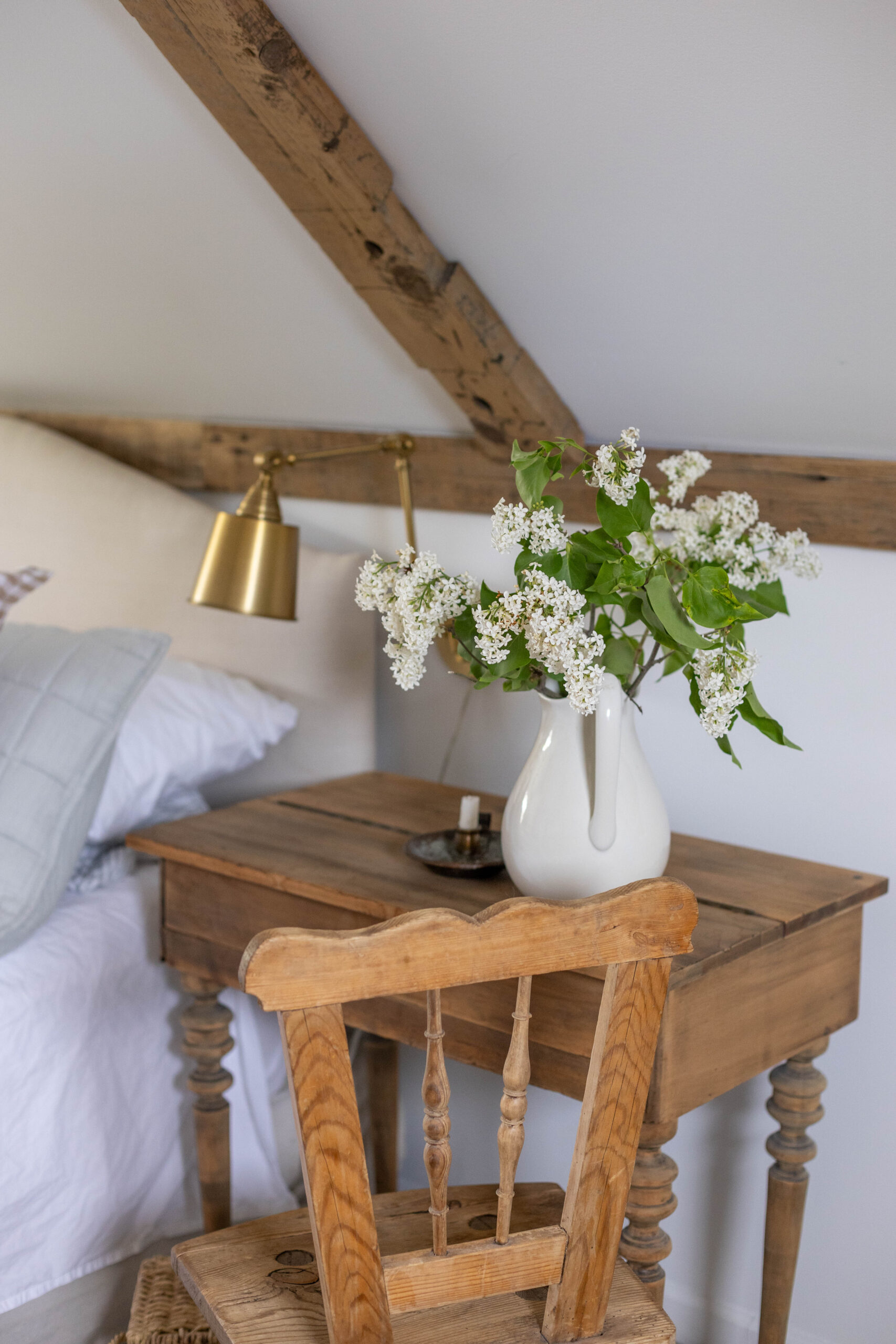 Adicione um vaso de flores frescas ao seu quarto