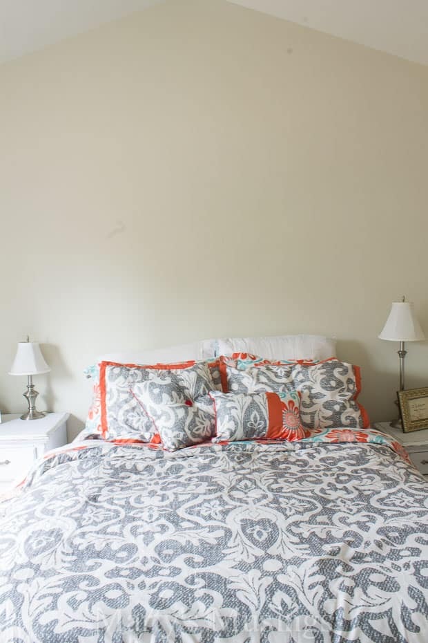 Um quarto com uma cama em um ambiente