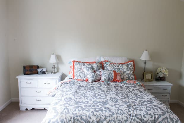 Um quarto com uma cama em um ambiente