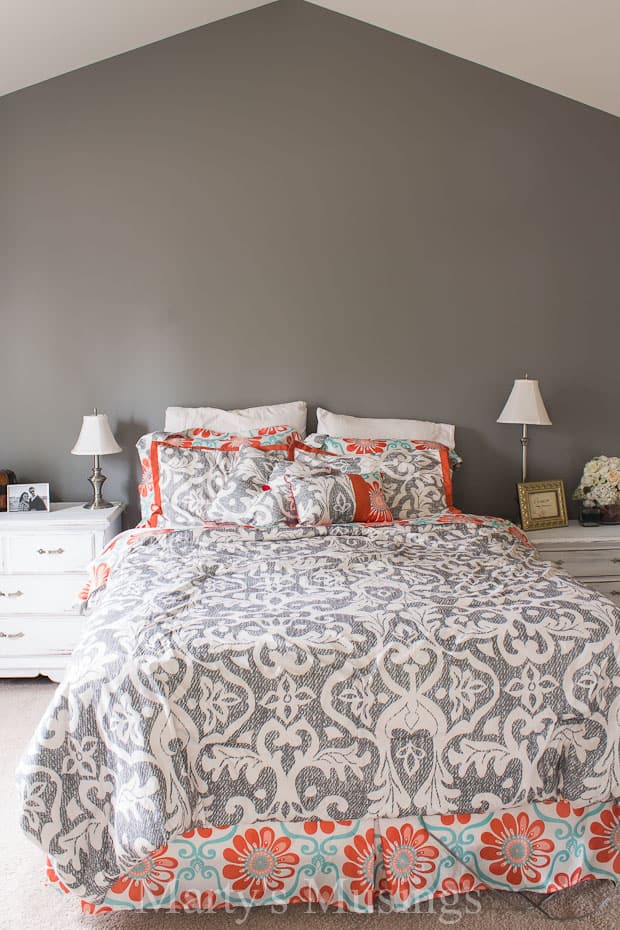 Um quarto com uma cama grande em um ambiente