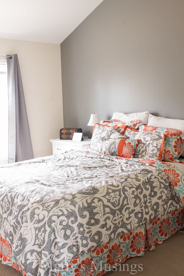 Um quarto com uma cama grande em um ambiente