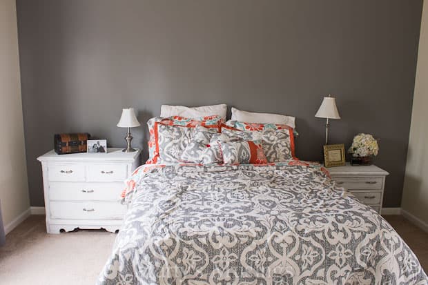 Um quarto com uma cama grande em um ambiente