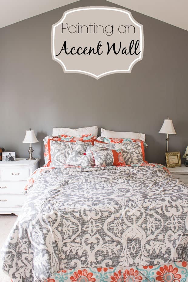 Cama arrumada em um quarto