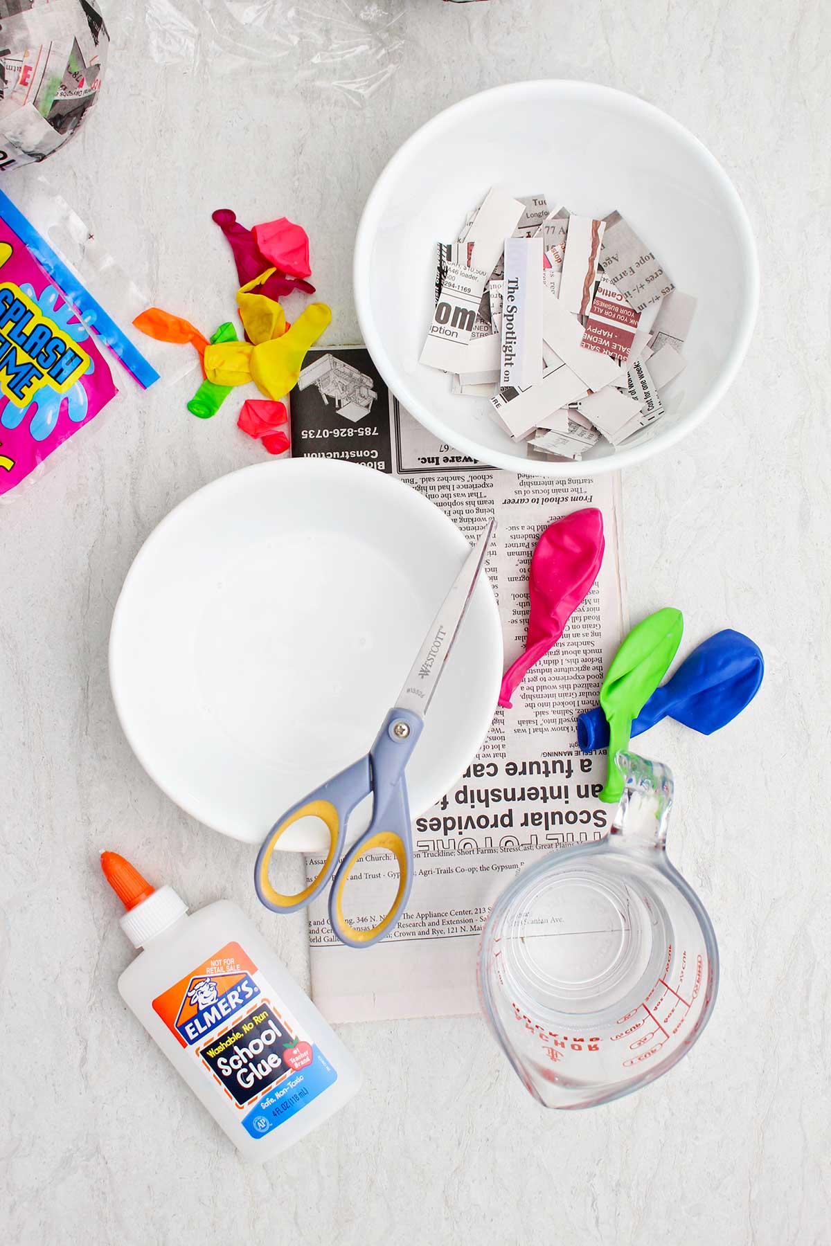 Materiais para fazer artesanato com papel machê.