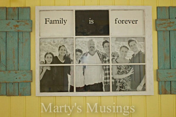 Moldura feita de janela antiga e tábuas de cerca de Marty’s Musings