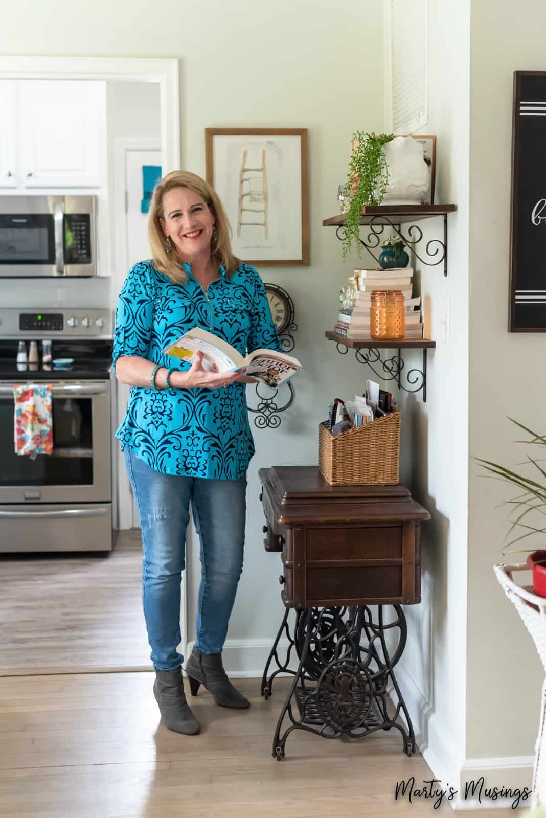 mulher com camisa azul estampada e jeans na frente de estantes de livros