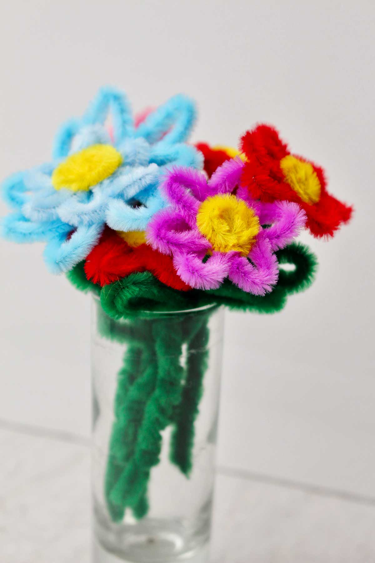 Um buquê de flores de limpadores de pipe em um copo.