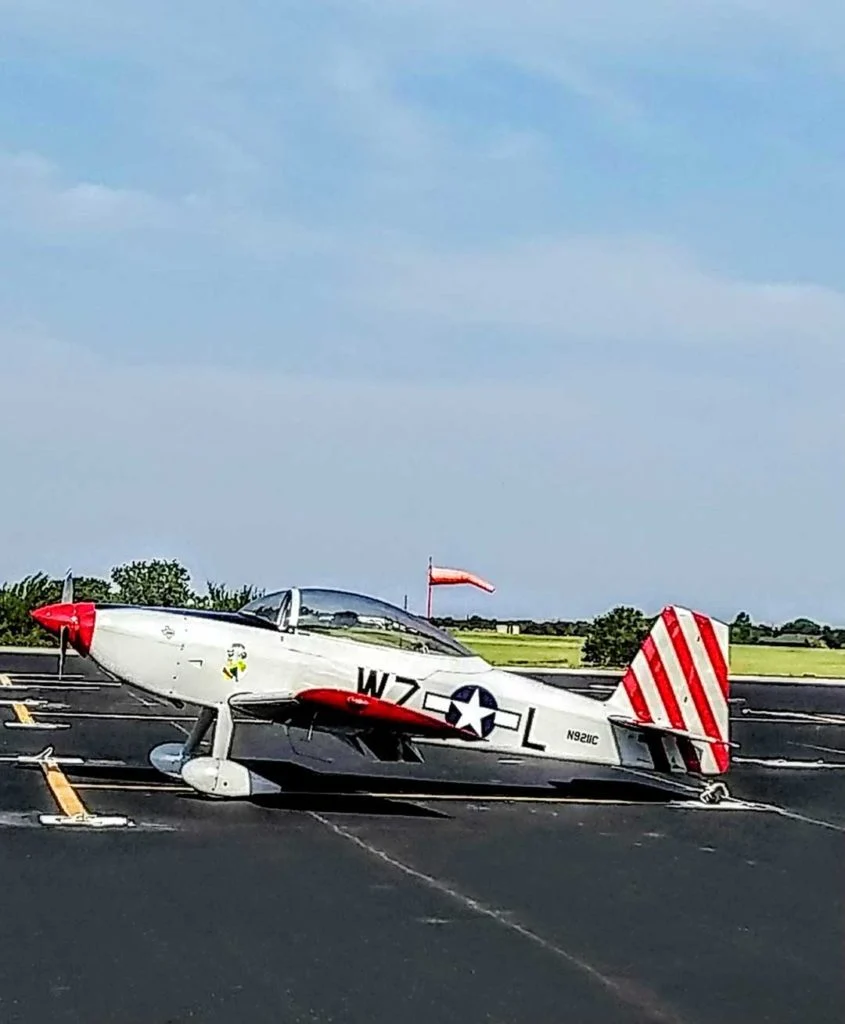 Pequeno avião pessoal na pista.